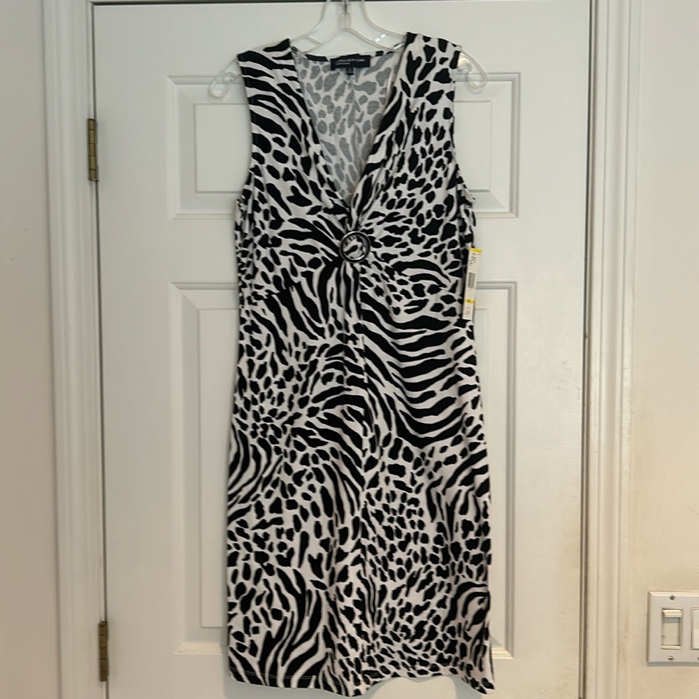 Jones New York Signature black-and-white v-neck dress. Size medium.